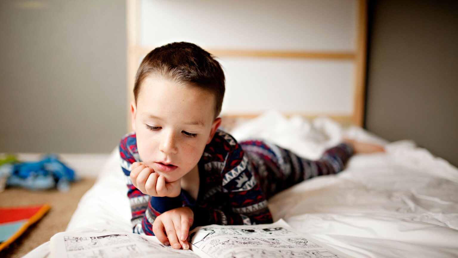 children-reading-comics