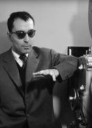 Jean-Luc Godard contre une grosse caméra