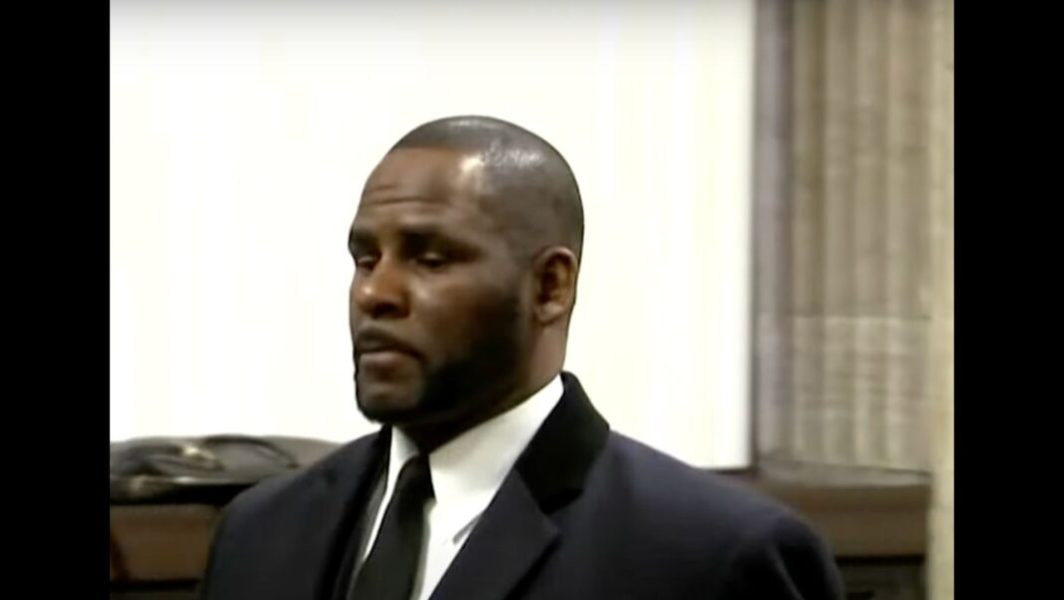 R. Kelly reconnu coupable de pédopornographie