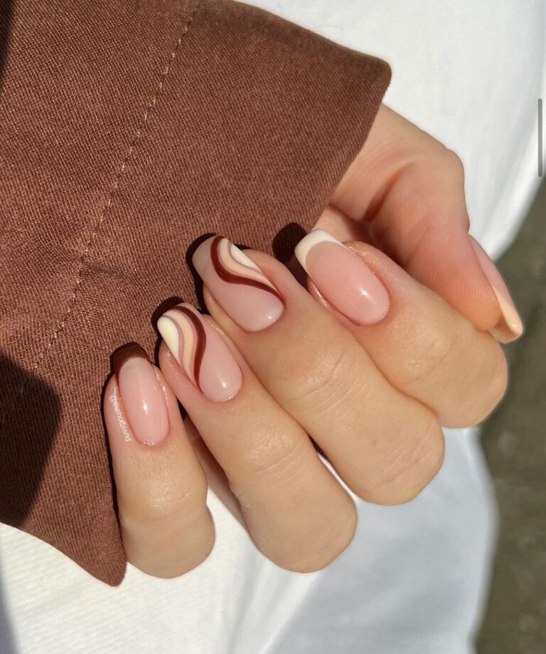 La tendance vernis marron glacé nous rappelle que l