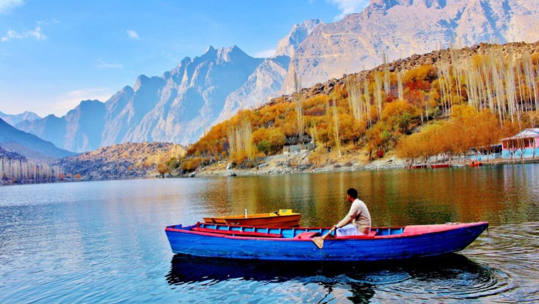 Un homme sur une barque au Pakistan