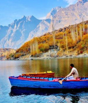 Un homme sur une barque au Pakistan