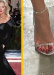 La fille de Kate Moss, Lila, affiche des ongles de pied démesurés, mais parfaitement pédicurés