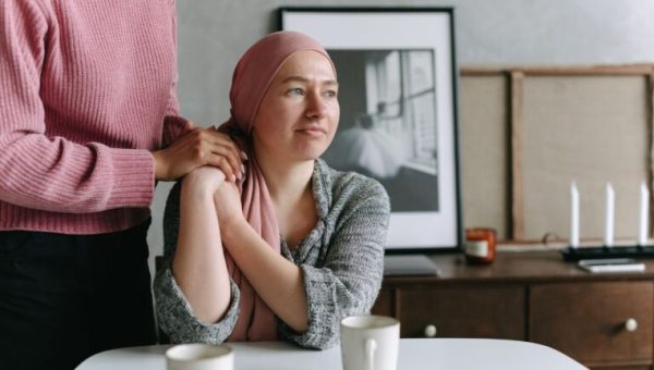 Une femme atteinte de cancer dans une chambre. // Source : Thirdman de la part de Pexels via Canva