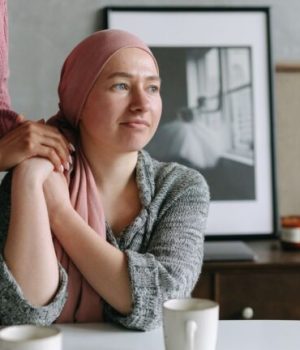 Une femme atteinte de cancer dans une chambre. // Source : Thirdman de la part de Pexels via Canva