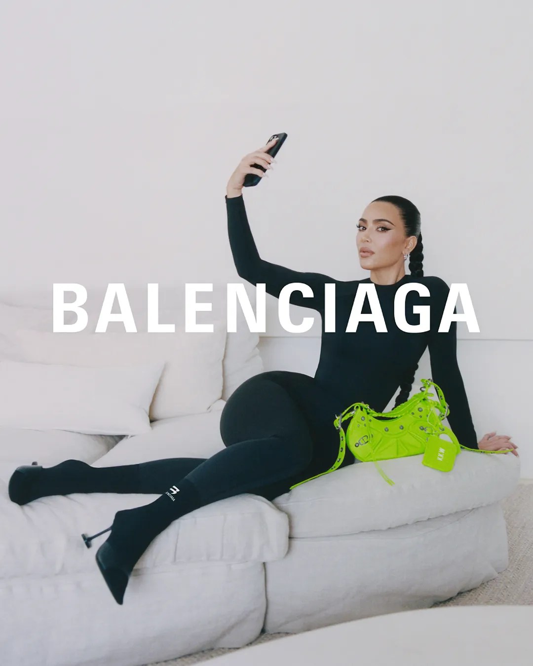 Kim Kardashian, ambassadrice de Balenciaga et son sac cagole