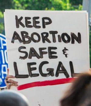 "Gardons l'avortement sûr et légal" peut-on lire sur une pancarte pour le droit à l'IVG // Source : Gayatri Malhotra / Unsplash