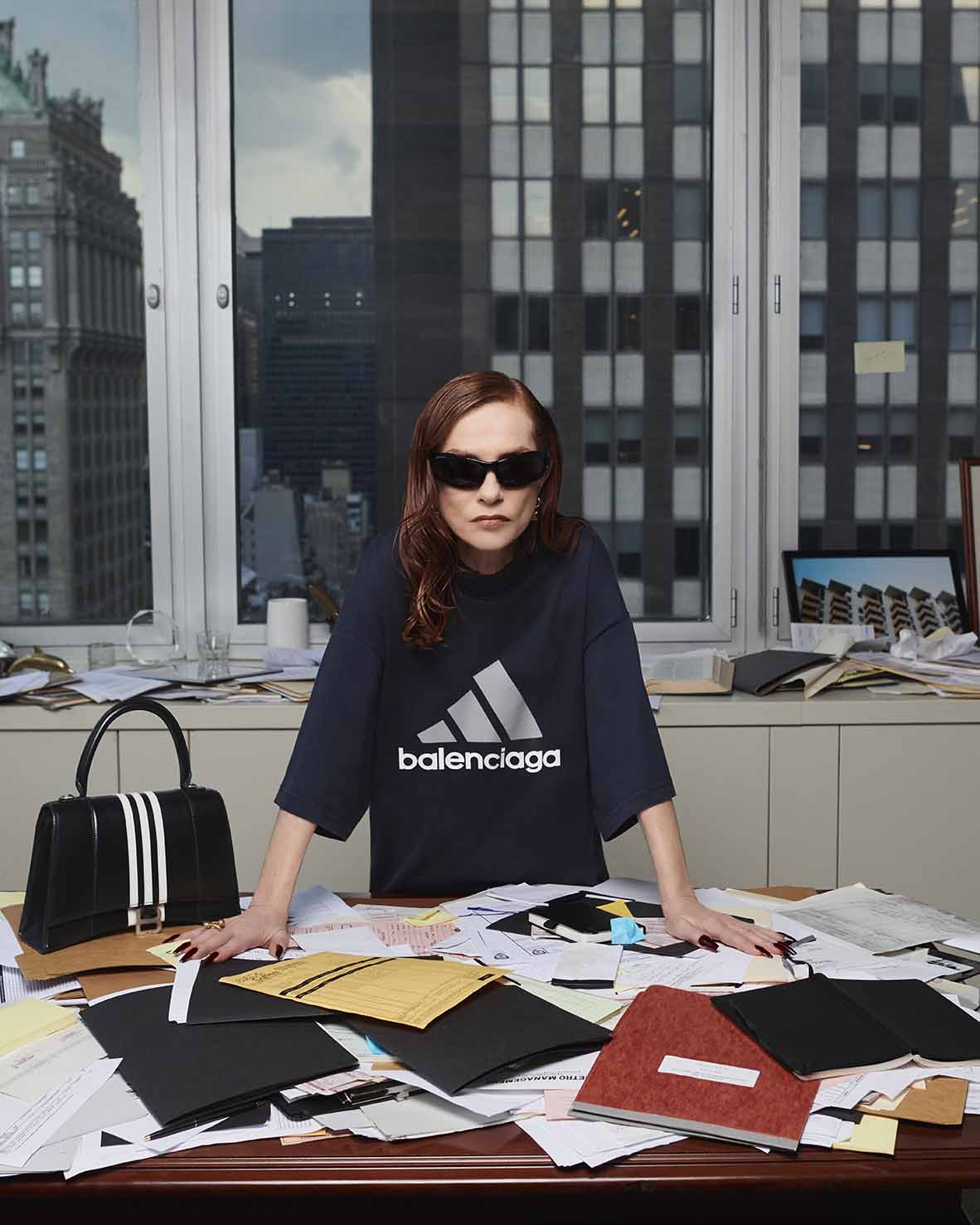 La campagne Garde-Robe de Balenciaga printemps-été 2023, signée Joshua Bright, avec des documents compromettants La campagne Garde-Robe de Balenciaga printemps-été 2023, signée Joshua Bright, avec des documents compromettants
