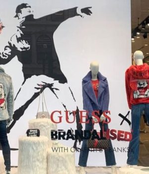 L’artiste Banksy invite à dévaliser une boutique Guess qui a plagié son oeuvre