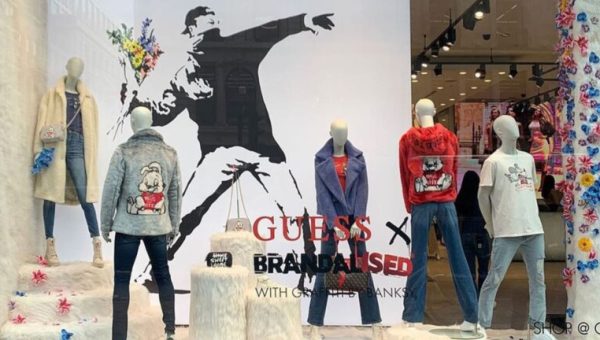 L’artiste Banksy invite à dévaliser une boutique Guess qui a plagié son oeuvre