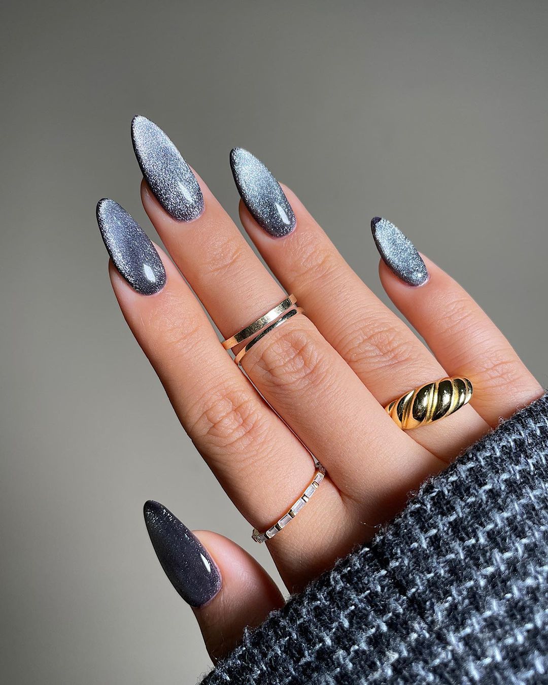 Velvet-effect nails are the trend for end-of-year parties