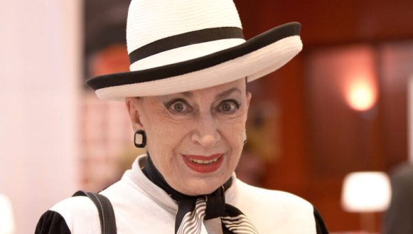1024px-Genevieve_de_Fontenay_20100330_Salon_du_livre_de_Paris_1