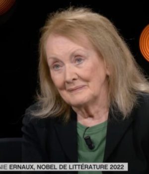 Annie Ernaux sur le plateau télé de La grande librairie // Source : Capture d'écran YouTube Annie Ernaux sur le plateau télé de La grande librairie // Source : Capture d'écran YouTube