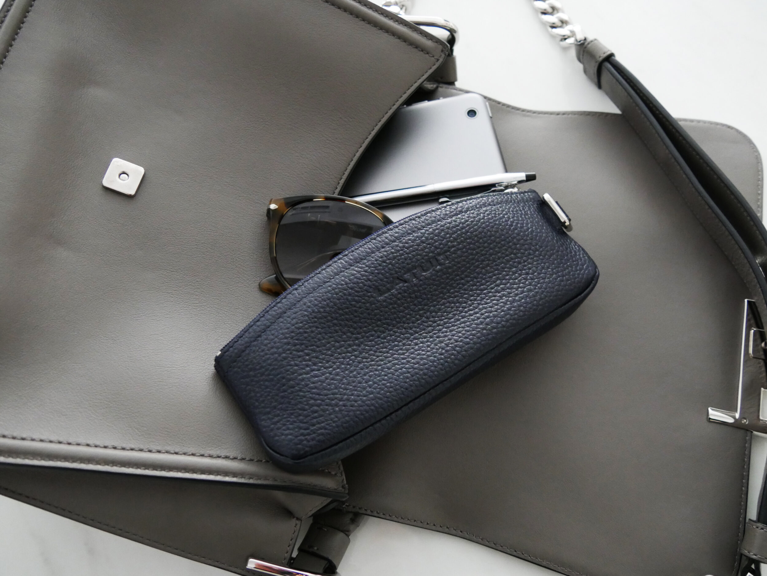 cuir-etui-a-lunettes-latuit.JPG cuir-etui-a-lunettes-latuit.JPG