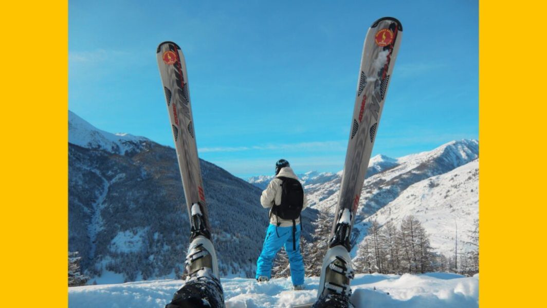 Deux personnes faisant du ski à la montagne © PatrickBlaise de la part de Pixabay via Canva