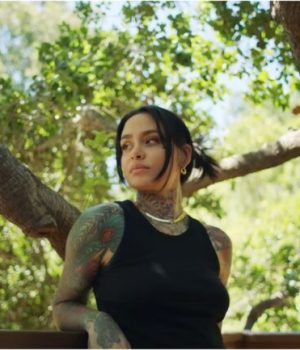 Kehlani devant des arbres