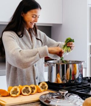 Femme en train de cuisiner