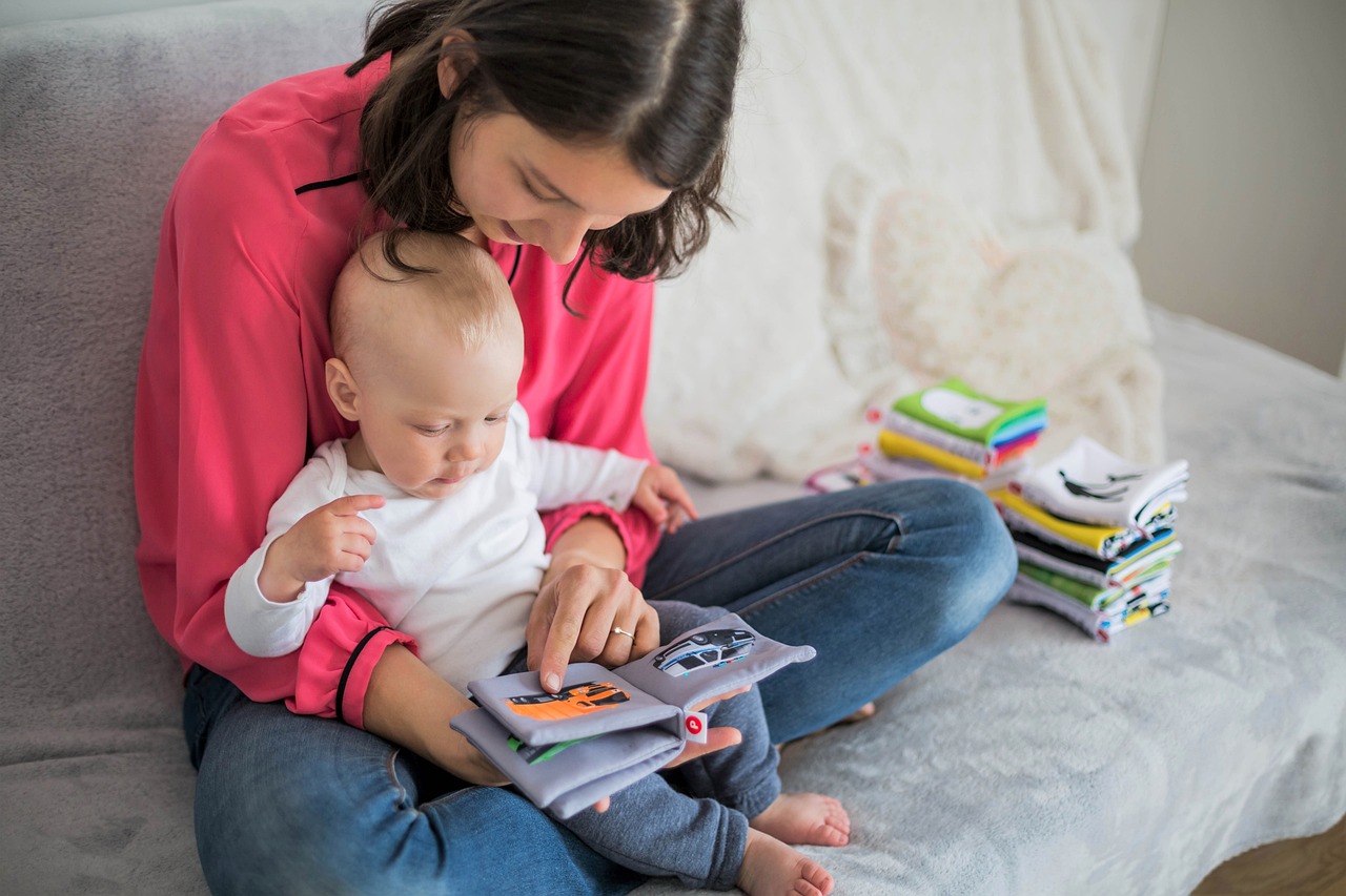 mère qui lit un livre à son bébé