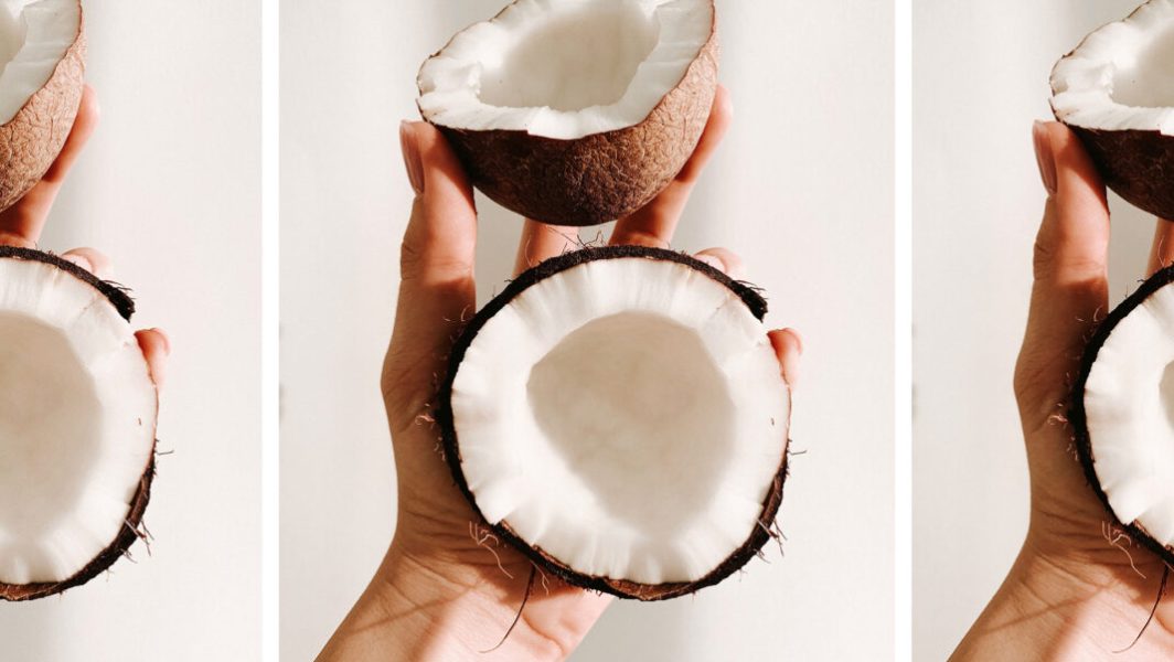 Huile de coco pour les cheveux : bienfaits et conseils d'utilisation -  Madmoizelle