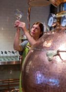 Gin, vodka, eau-de-vie, whisky : huit distillatrices qui mettent la nature en bouteille © Solstock de la part de Getty Images Signature via Canva