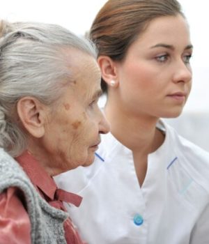 Une femme âgée sous le bras d'une soignante dans un EHPAD // Source : AlexRaths de la part de Getty Images via Canva