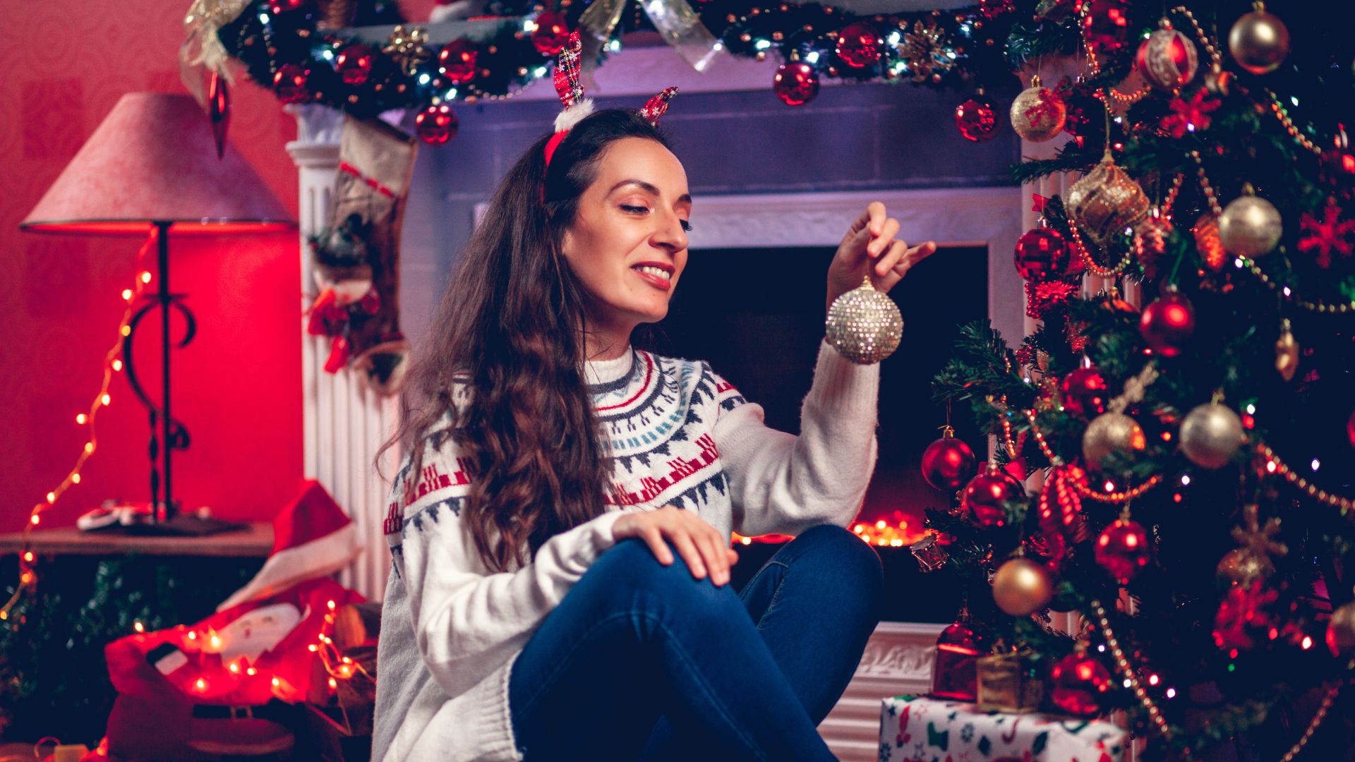 Une femme devant un sapin de Noël © Goxy89 de la part de Getty Images Signature via Canva