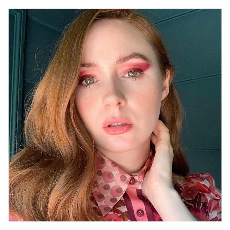 Comment porter Viva Magenta, couleur de 2023 selon Pantone, en beauté