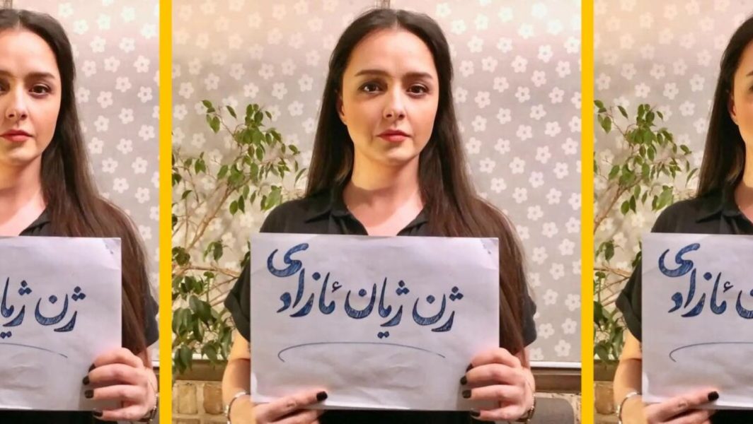 L'actrice iranienne Taraneh Alidoosti avec un carton stipulant femme vie liberté © Capture d'écran Instagram