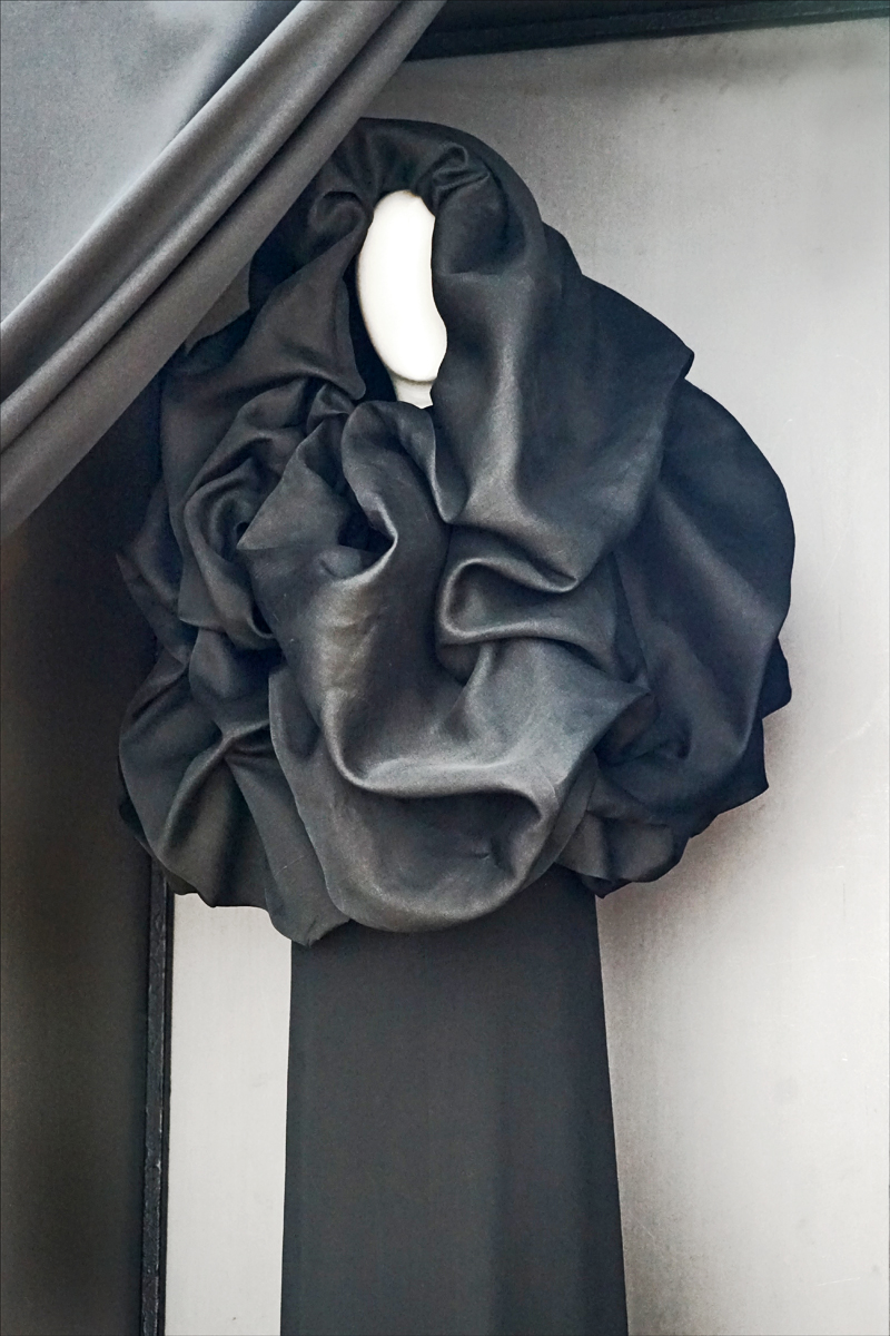 Balenciaga,_l’oeuvre_au_noir_(musée_Bourdelle,_Paris)_(35878382125) Balenciaga,_l’oeuvre_au_noir_(musée_Bourdelle,_Paris)_(35878382125)