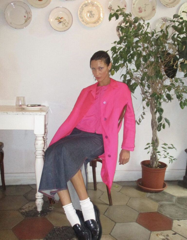 Bella Hadid knows how to keep her bun without an elastic and the whole canvas is on fire Bella Hadid knows how to keep her bun without an elastic and the whole canvas is on fire