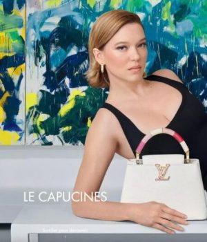 Léa Seydoux pose pour le sac Capucines de Louis vuitton devant un tableau de Joan Mitchell