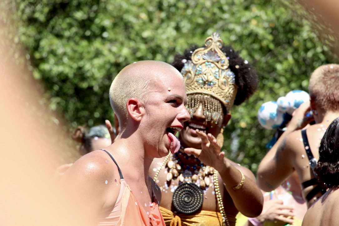 Des copines créent leurs tenues pour faire le carnaval ensemble