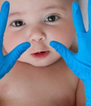 Un bébé entouré de gants bleus © anton de la part de Crisnelgi Images / Pexels de la part de Pixabay