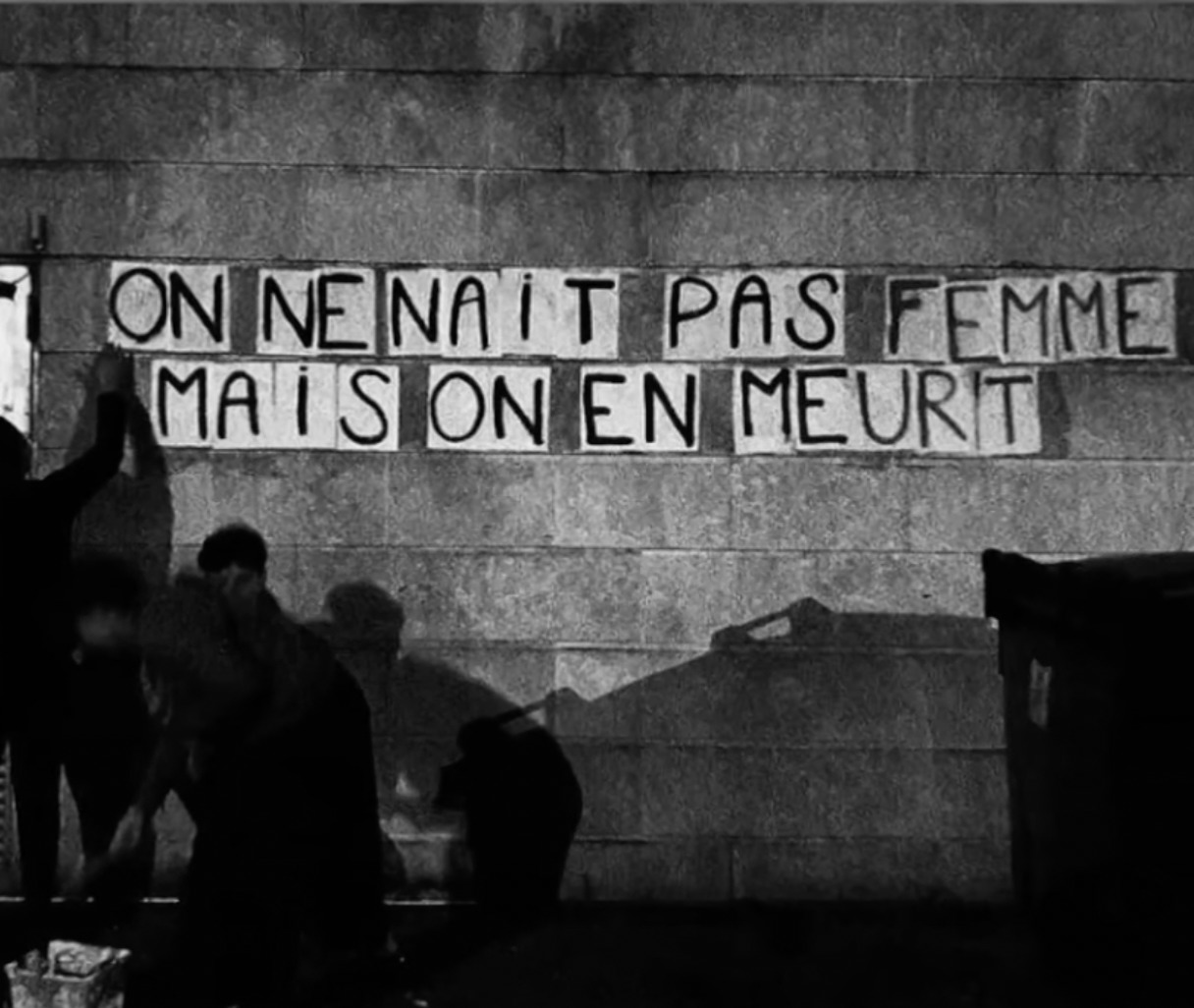 Mises en cause par la mairie, les colleuses de Roanne ne seront pas poursuivies par la mairie // Source : Capture écran Youtube