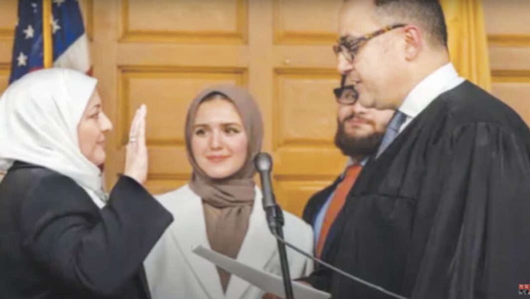 Nadia Kahf devient la première femme juge à porter le hijab // Source : Capture écran