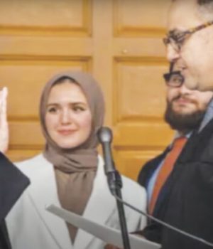 Nadia Kahf devient la première femme juge à porter le hijab // Source : Capture écran