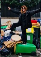 Carla Bruni-Sarkozy répond « Hahahahaha » à la souffrance des éboueurs et pose sur des poubelles // Source : Capture d'écran Instagram de Carla Bruni