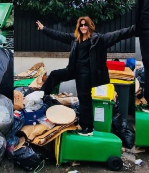 Carla Bruni-Sarkozy répond « Hahahahaha » à la souffrance des éboueurs et pose sur des poubelles // Source : Capture d'écran Instagram de Carla Bruni