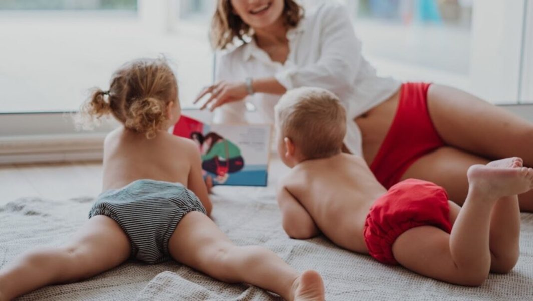 Mère bienveillante qui aide son enfant à se passer de couche // Source : Elia