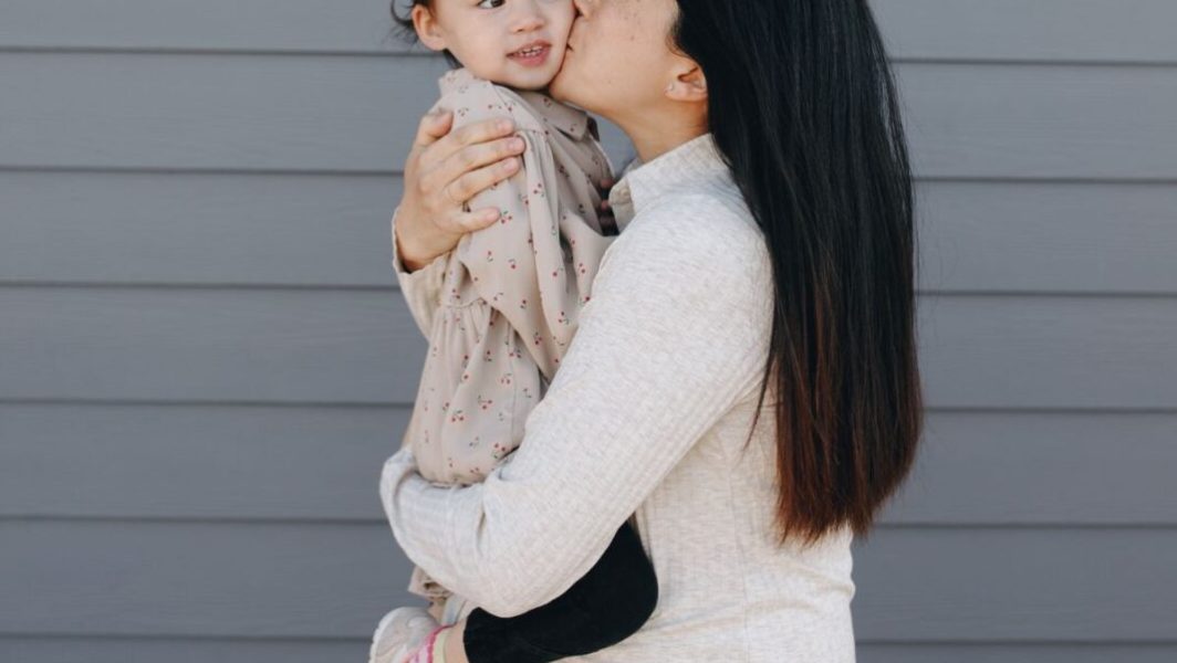 Mère bienveillante qui accompagne son enfant à se passer de couches // Source : PNW Production/Pexels