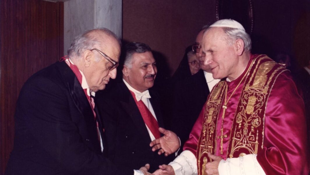 H.E Mr Mounir Abou Fadel - Offical visit to Vatican - Pope Jean Paul II // Source : Wikimedia Commons