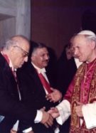 H.E Mr Mounir Abou Fadel - Offical visit to Vatican - Pope Jean Paul II // Source : Wikimedia Commons