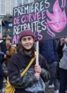 « Première de corvée, retraites amputées », a écrit sur sa pancarte Juliette, manifestante contre la réforme des retraites du 7 mars 2023 // Source : Delphine Baudouin
