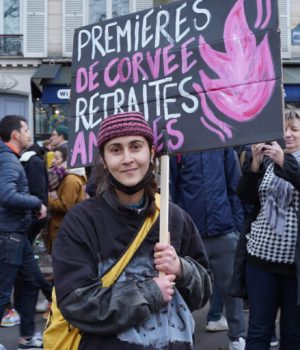 « Première de corvée, retraites amputées », a écrit sur sa pancarte Juliette, manifestante contre la réforme des retraites du 7 mars 2023 // Source : Delphine Baudouin