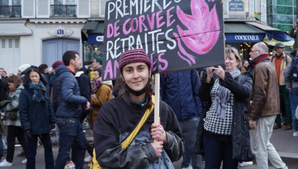 « Première de corvée, retraites amputées », a écrit sur sa pancarte Juliette, manifestante contre la réforme des retraites du 7 mars 2023 // Source : Delphine Baudouin