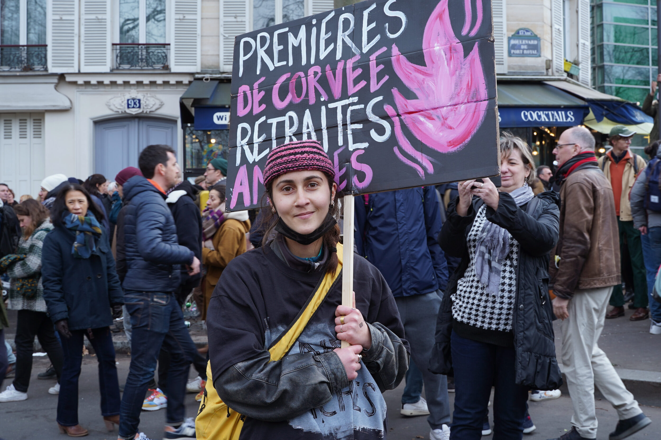 « Première de corvée, retraites amputées », a écrit sur sa pancarte Juliette, manifestante contre la réforme des retraites du 7 mars 2023 // Source : Delphine Baudouin