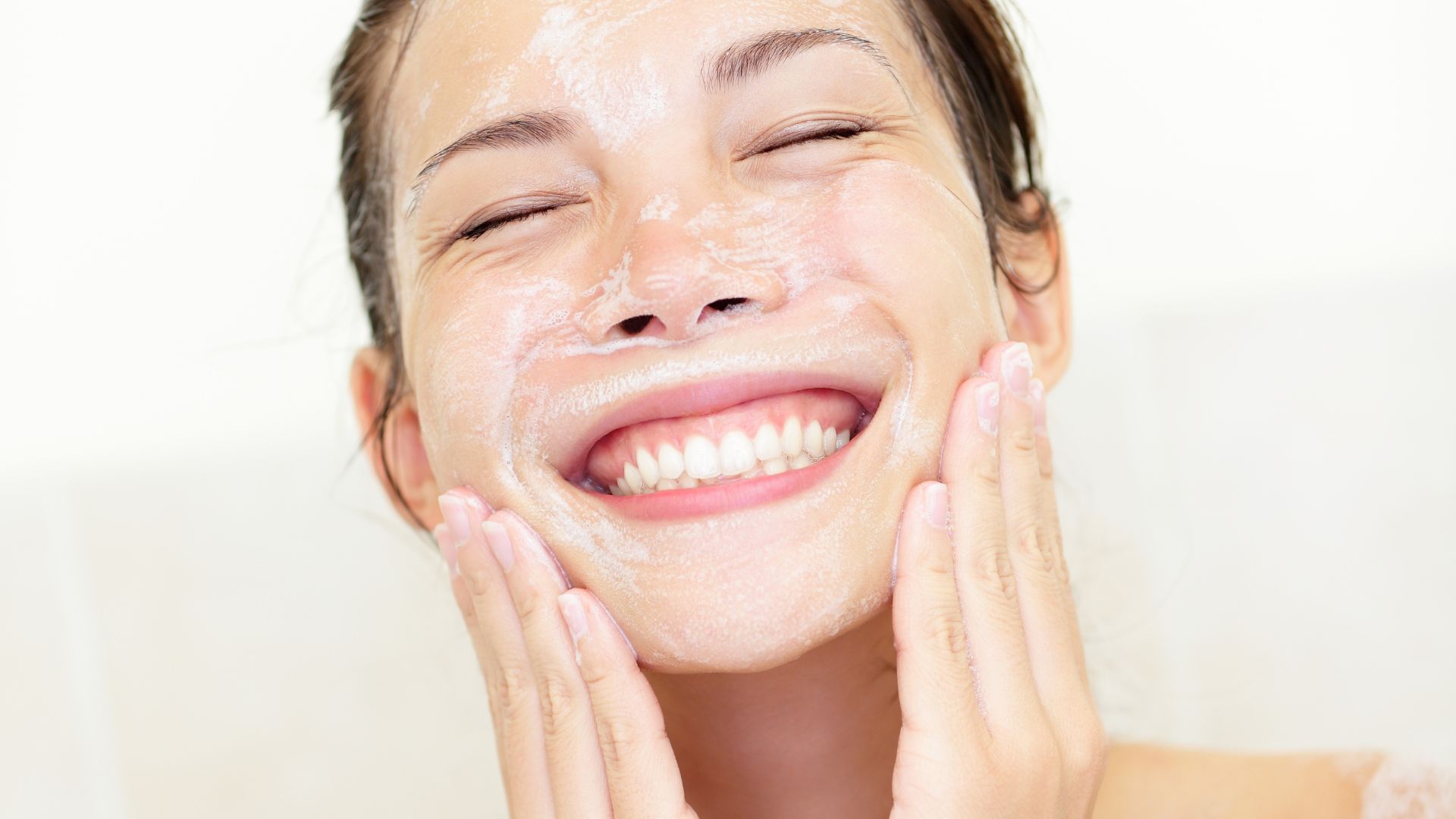 Se laver le visage à l'eau froide la solution ultime contre l'acné