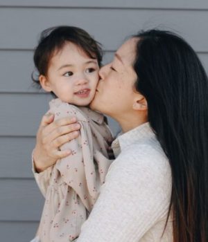 Mère bienveillante qui aide son enfant à se passer de couche