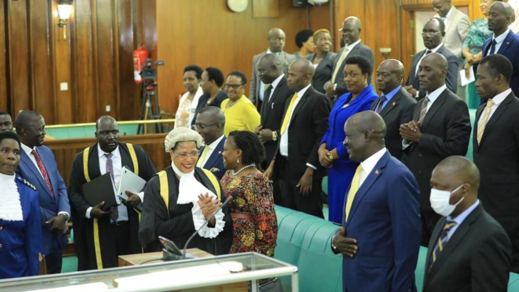 La présidente de la chambre des députés en Ouganda, Anita Annet Among, se réjouit de l'adoption d'une nouvelle loi homophobe, le 21 mars 2023. // Source : Capture d'écran Twitter