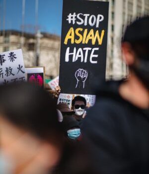 Stop Asian Hate // Source : Unsplash / Jason Leung